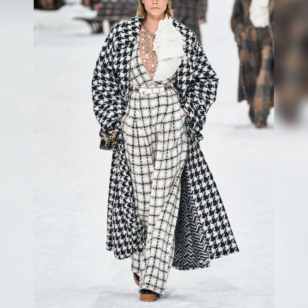 Chanel AW/19 Runway White & Black Houndstooth Wool-Tweed Coat